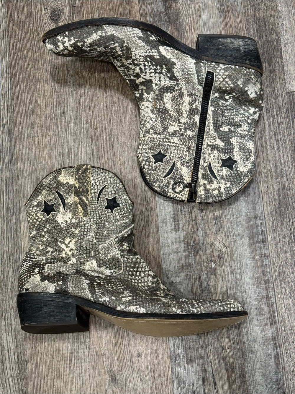 Ziginy "She's an Animal" western ankle boots grey snakeskin print size 8.5